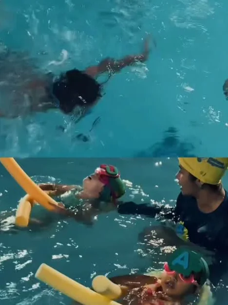 Aula de natação infantil acontecendo na piscina
