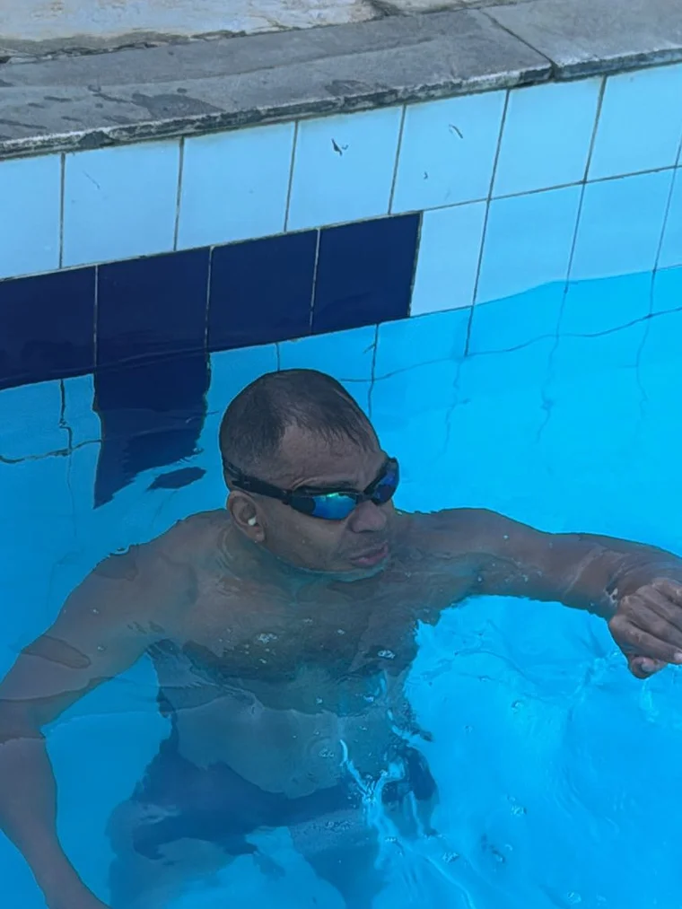 Aluno nadando debaixo da água