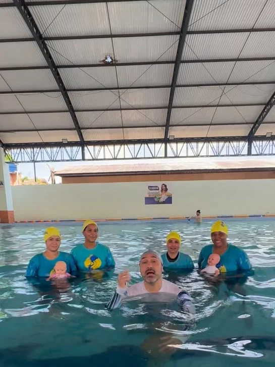 Turma de alunos na piscina coberta da Unidade 1