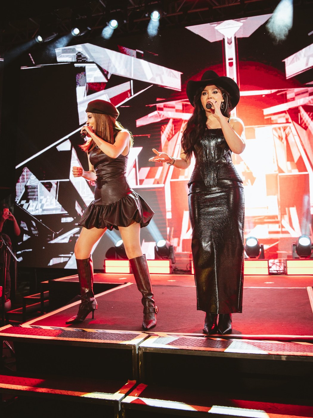 Maiara e Maraisa no palco