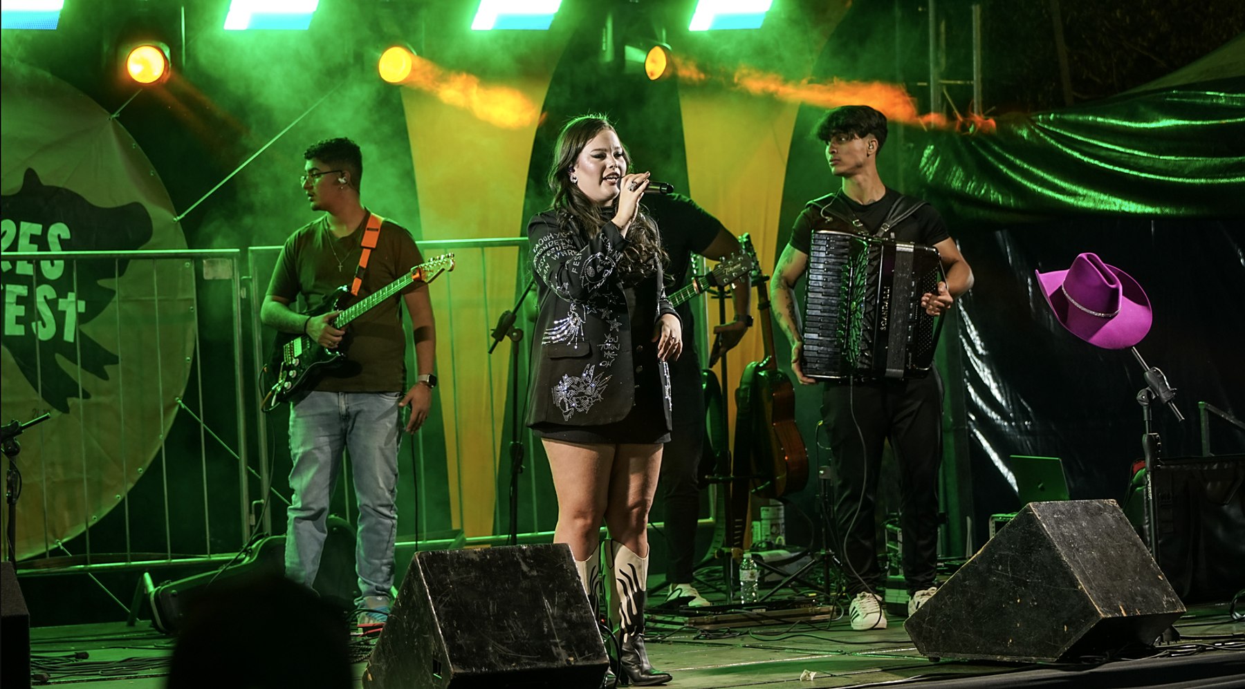 Melyssa Raphaela e a banda no palco durante um show