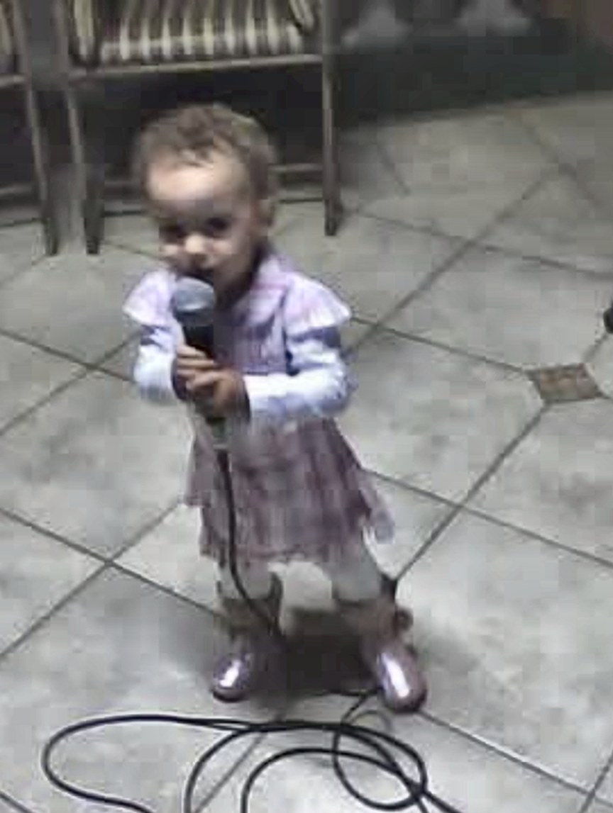 Melyssa aos 2 anos cantando no microfone