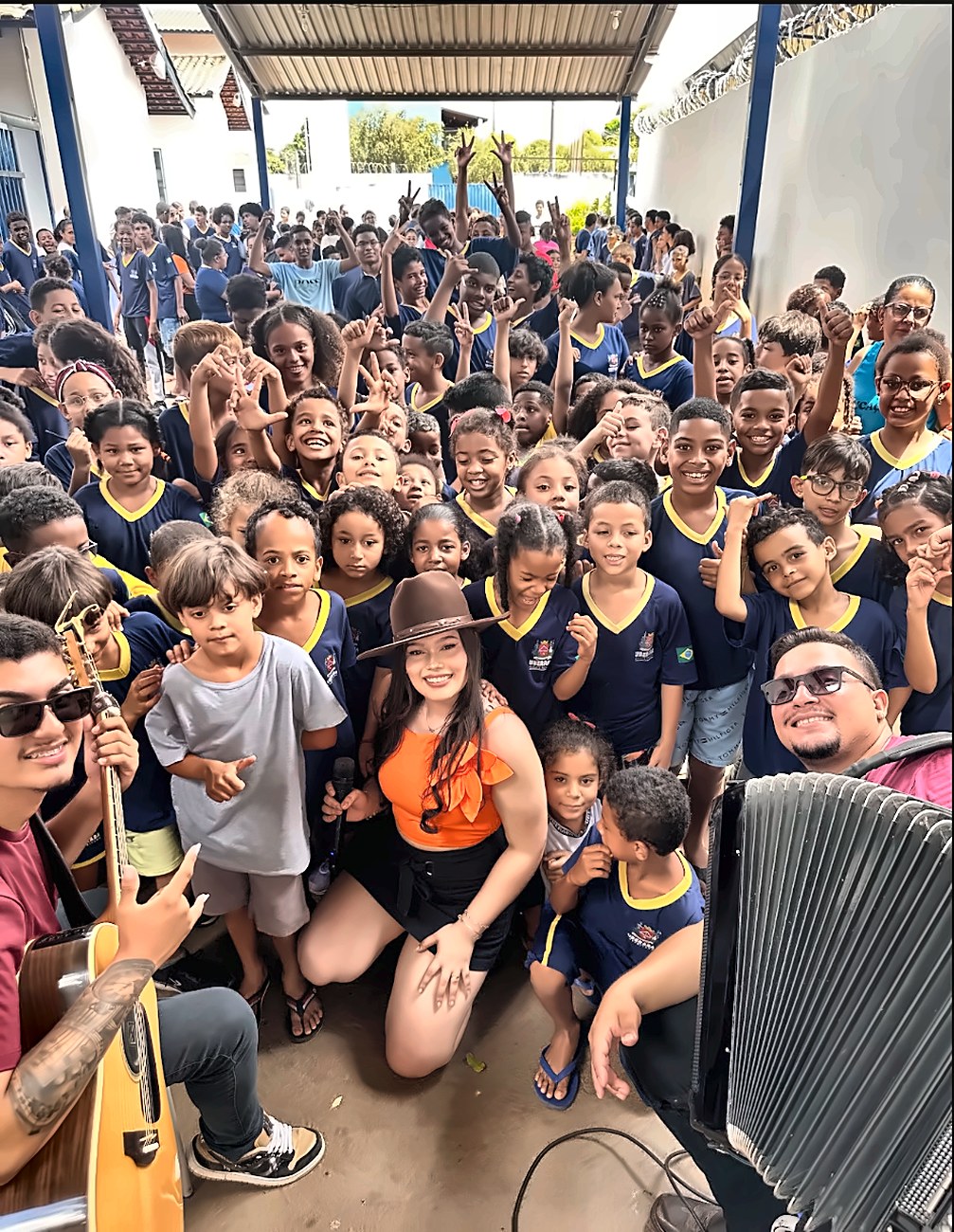 Melyssa com os alunos no show da escola