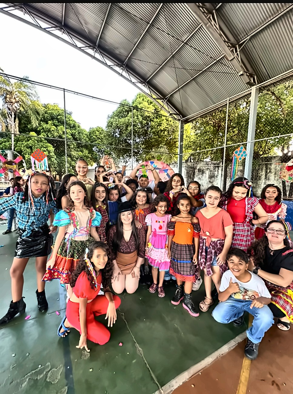 Melyssa na festa junina da escola com os alunos