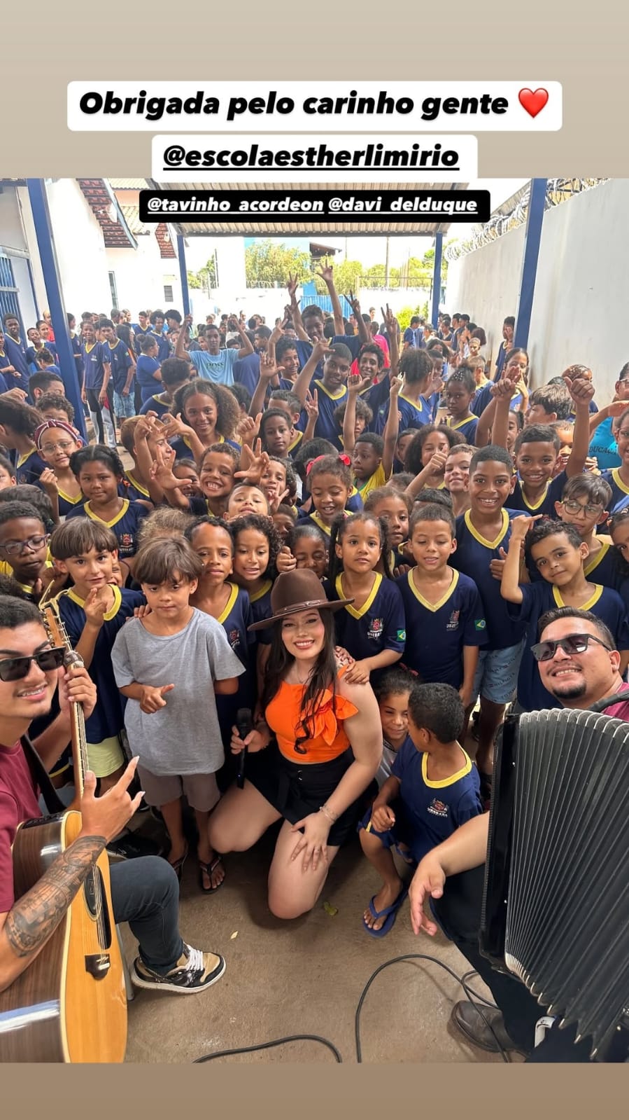 Melyssa cantando nas escolas