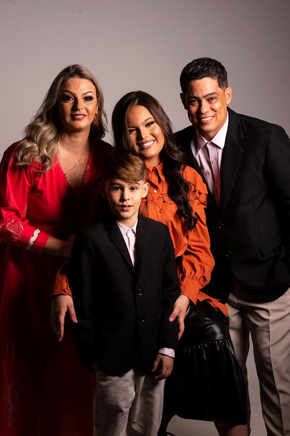 Melyssa Raphaela com a mãe Mônica, o pai Edniz e o irmão