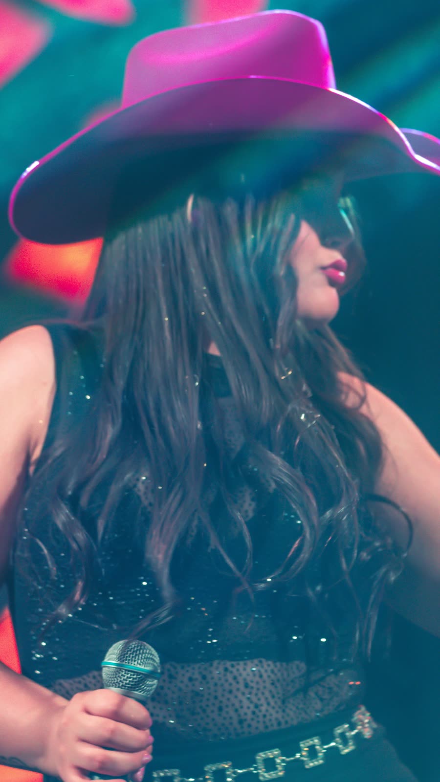 Melyssa Raphaela de chapéu no show
