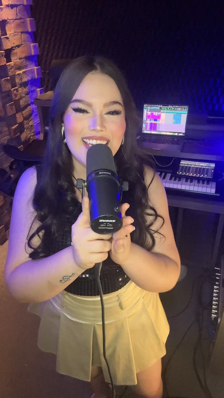 Melyssa Raphaela cantando
