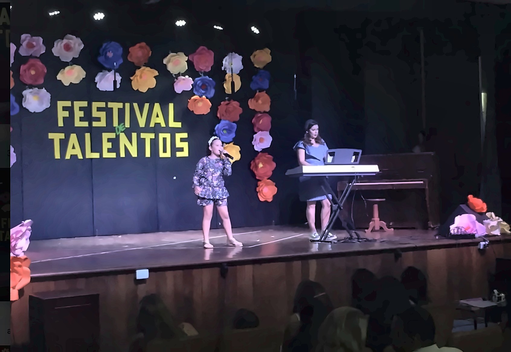 Melyssa criança no palco do Festival de Talentos