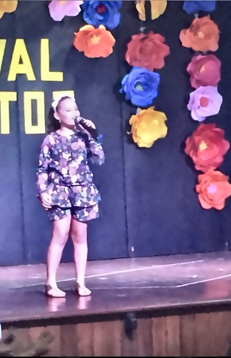 Melyssa criança cantando no festival