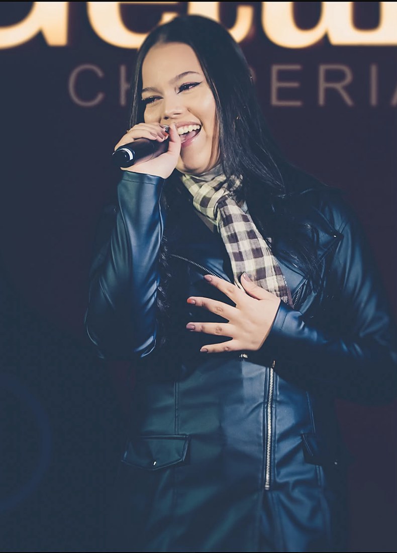 Melyssa Raphaela cantando ao vivo, mais madura