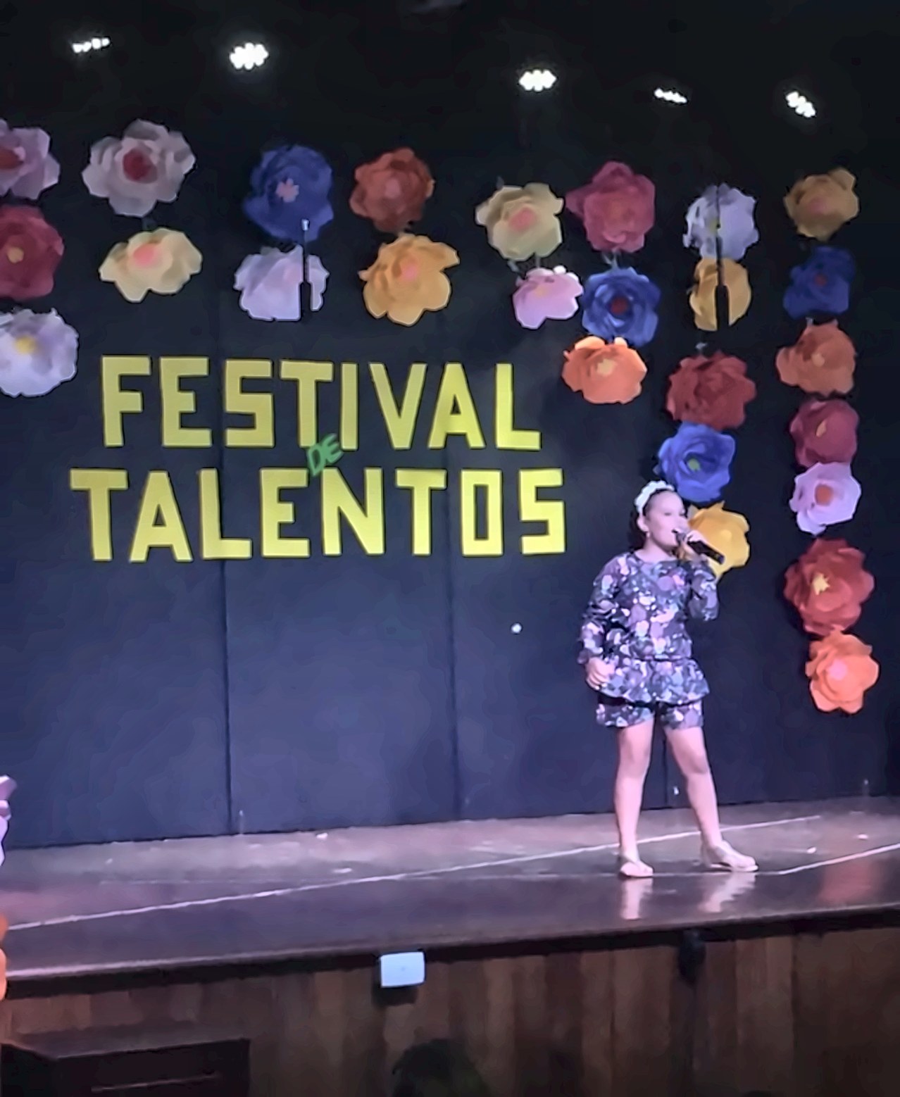 Melyssa criança cantando no Festival de Talentos